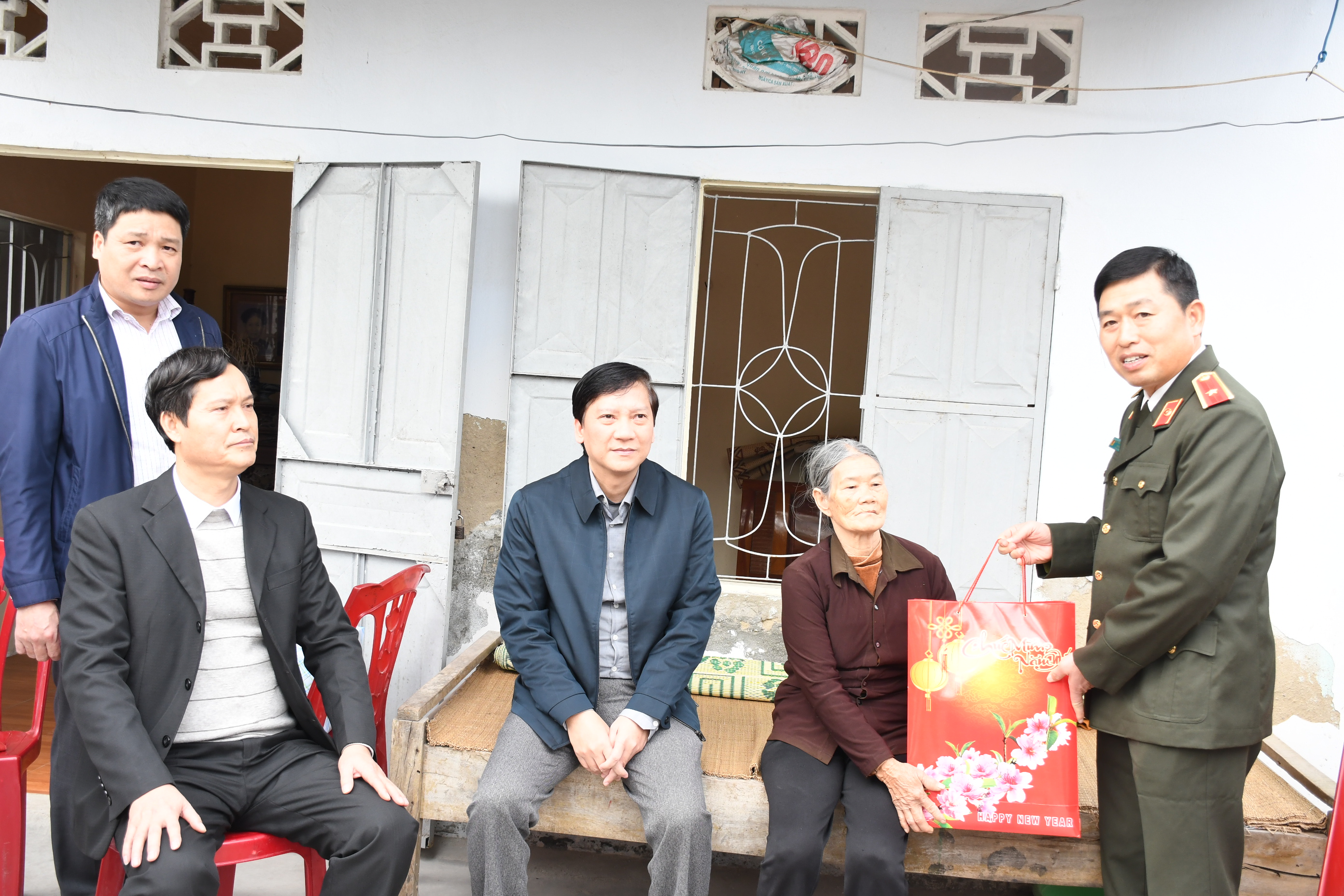 Thiếu tướng Vũ Thanh Chương - Uỷ viên Ban Thường vụ Thành uỷ, Giám đốc CATP thăm, tăng quà nhân dịp Tết Nguyên đán Tân Sửu 2021